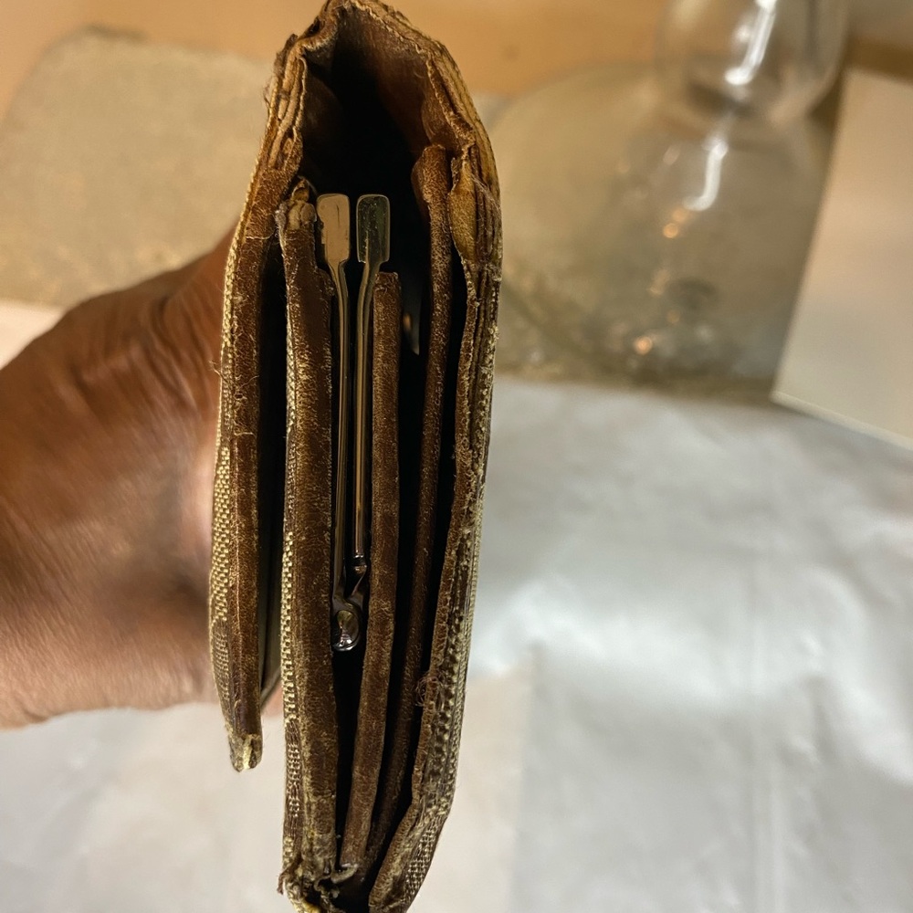 Gucci Tan and Brown Monogram Wallet - Picture 9 of 16